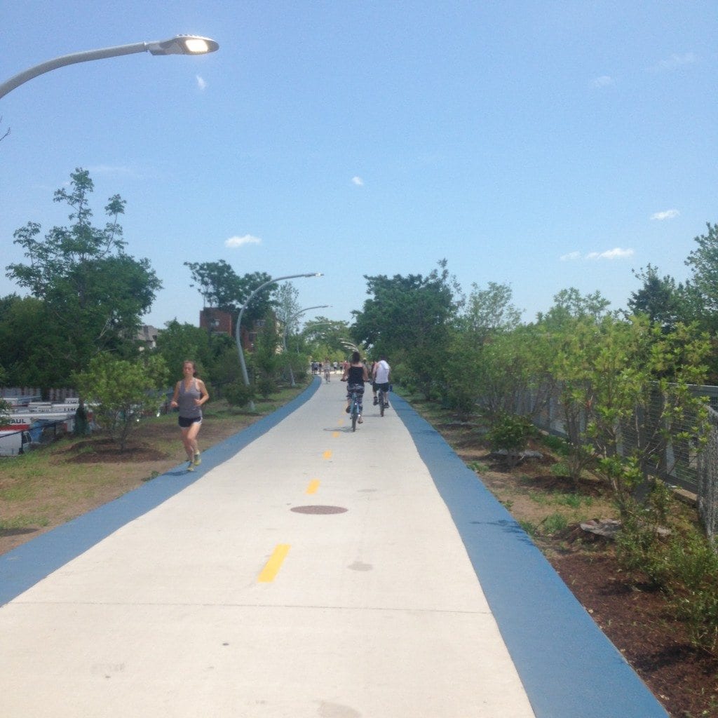 Families on the 606 trail