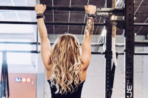 person doing assisted band pull-up